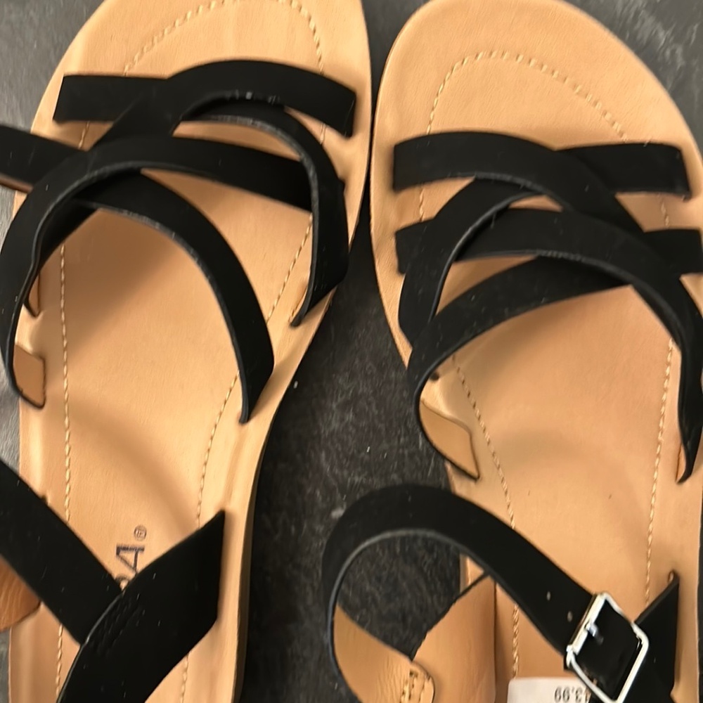 Strap sandals